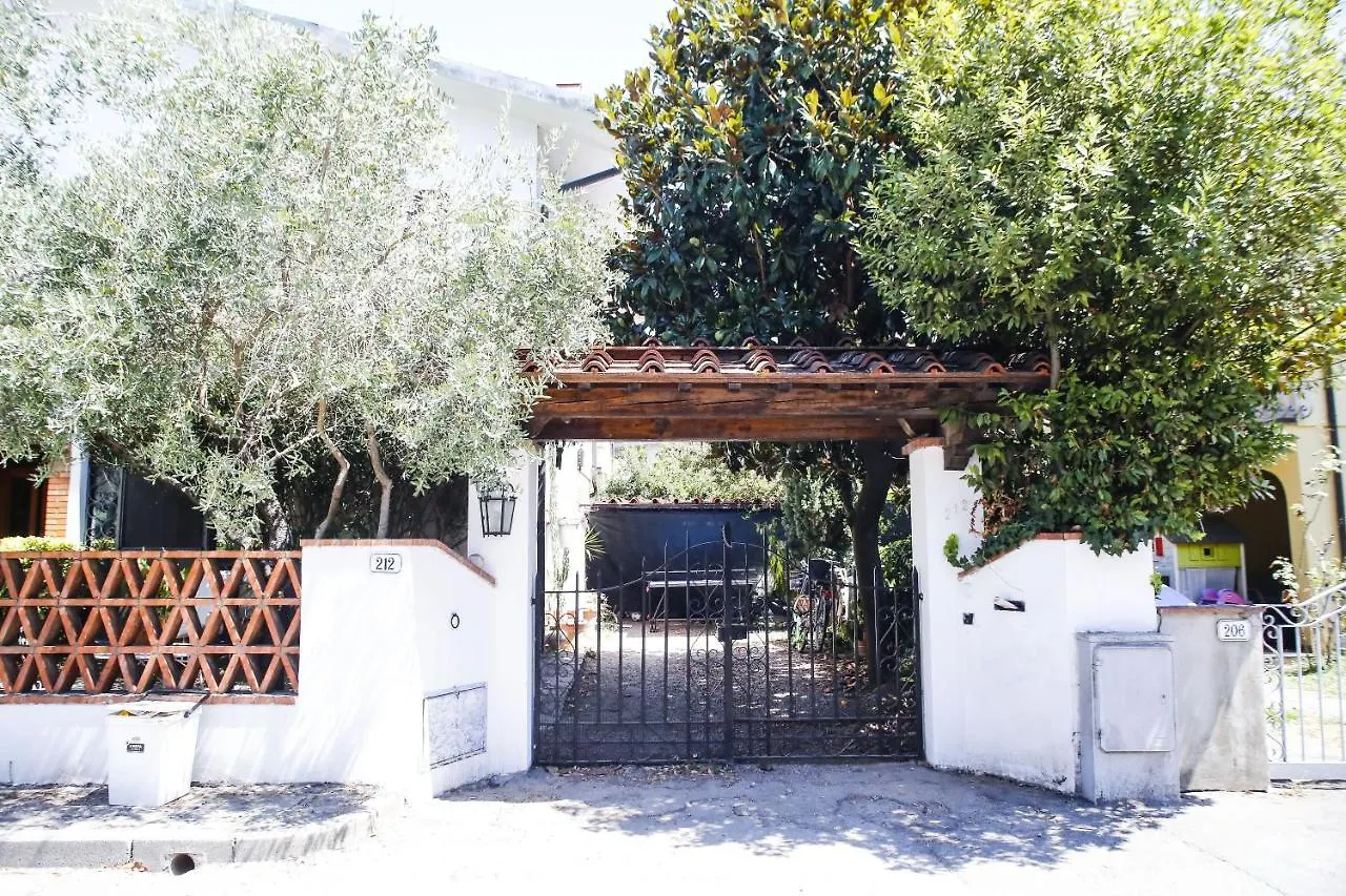 מלון לוקה Enzo'S House 0*,  איטליה